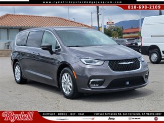 Used 2023 Chrysler Pacifica Touring-L image 1