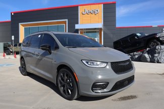 New 2025 Chrysler Pacifica Limited w/ Uconnect Theater Family Group image 1