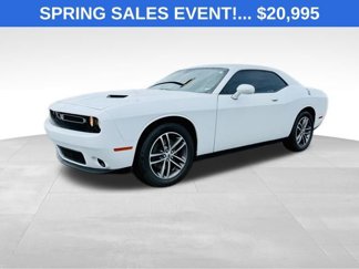 Used 2019 Dodge Challenger SXT image 1