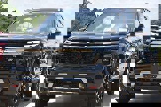 New 2025 Chevrolet Traverse Z71 w/ Driver Confidence Package image 1