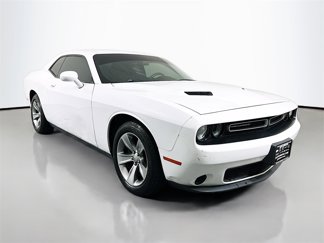 Used 2019 Dodge Challenger SXT image 1