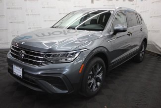 Used 2022 Volkswagen Tiguan SE w/ Panoramic Sunroof Package image 1