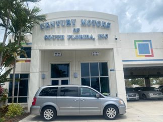 Used 2014 Chrysler Town & Country Touring image 1