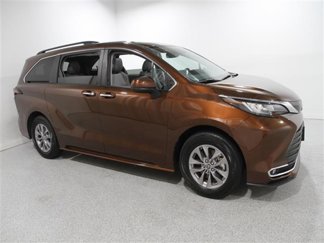 Certified 2023 Toyota Sienna XLE image 1