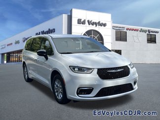New 2025 Chrysler Pacifica Select image 1
