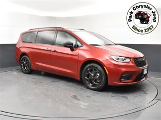 New 2025 Chrysler Pacifica Premium image 1