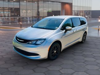 Used 2018 Chrysler Pacifica Touring image 1