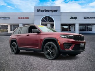 Used 2023 Jeep Grand Cherokee Altitude image 1