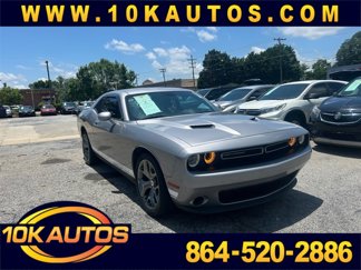 Used 2017 Dodge Challenger SXT image 1