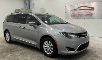 Used 2017 Chrysler Pacifica Touring-L image 1