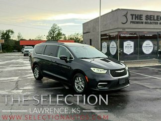 Used 2021 Chrysler Pacifica Touring image 1