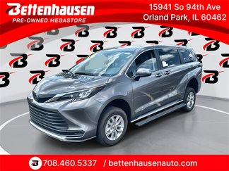Used 2024 Toyota Sienna LE image 1