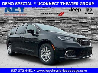 New 2025 Chrysler Pacifica Select w/ Uconnect Theater Family Group image 1