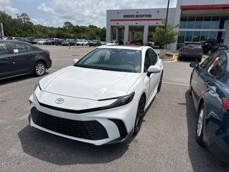 Used 2025 Toyota Camry SE image 1