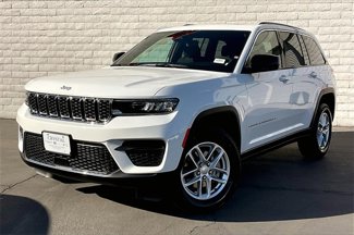 New 2025 Jeep Grand Cherokee Laredo image 1