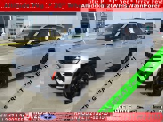 Used 2023 Jeep Grand Cherokee Altitude image 1
