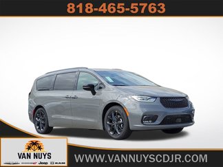 New 2025 Chrysler Pacifica Limited image 1