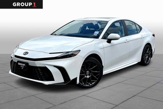 Used 2025 Toyota Camry SE image 1