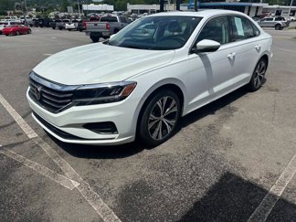 Used 2022 Volkswagen Passat 2.0T SE image 1