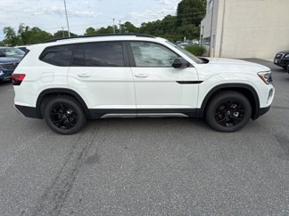 New 2025 Volkswagen Atlas Peak Edition SE image 1