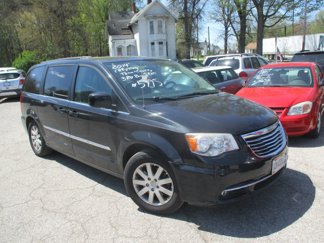 Used 2014 Chrysler Town & Country Touring image 1