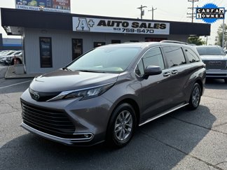 Used 2024 Toyota Sienna XLE image 1