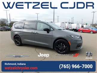 New 2025 Chrysler Pacifica Limited w/ Uconnect Theater Family Group image 1