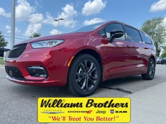 New 2026 Chrysler Pacifica Select image 1