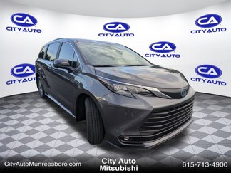 Used 2025 Toyota Sienna XLE image 1