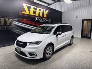Used 2023 Chrysler Pacifica Limited w/ Uconnect Theater Family Group image 1