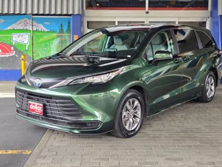 Used 2023 Toyota Sienna LE image 1