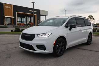 New 2025 Chrysler Pacifica Limited w/ Uconnect Theater Family Group image 1