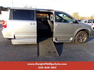 Used 2017 Dodge Grand Caravan SXT w/ Driver Convenience Group image 1