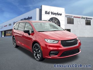 New 2026 Chrysler Pacifica Limited image 1