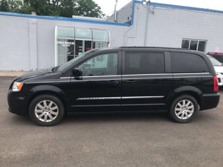 Used 2014 Chrysler Town & Country Touring image 1