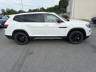 New 2025 Volkswagen Atlas Peak Edition SE image 1