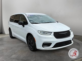 Used 2024 Chrysler Pacifica Limited image 1