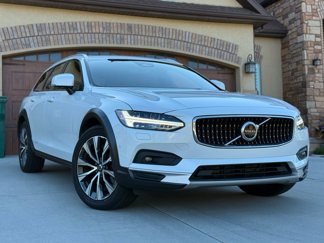 Used 2022 Volvo V90 B6 Cross Country image 1