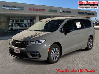 New 2025 Chrysler Pacifica Select w/ Uconnect Theater Family Group image 1