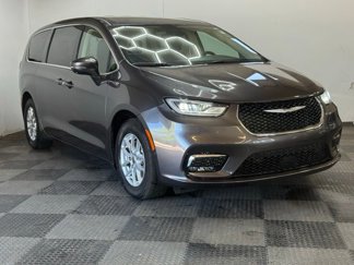 Used 2023 Chrysler Pacifica Touring-L image 1