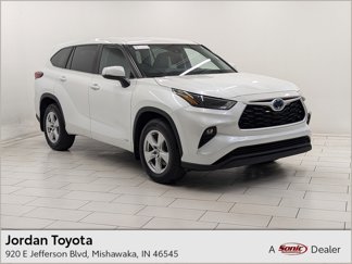 Used 2023 Toyota Highlander LE image 1