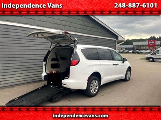 Used 2020 Chrysler Voyager L image 1