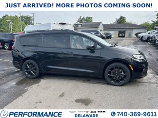 Used 2021 Chrysler Pacifica Limited w/ Uconnect Theater Family Group image 1