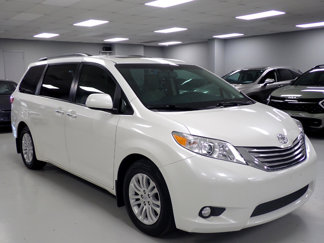Used 2017 Toyota Sienna XLE image 1