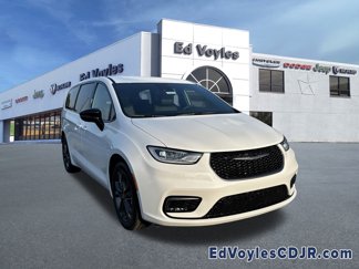 New 2026 Chrysler Pacifica Select image 1