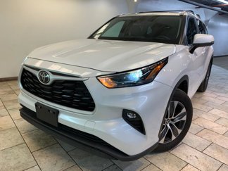 Used 2023 Toyota Highlander XLE image 1