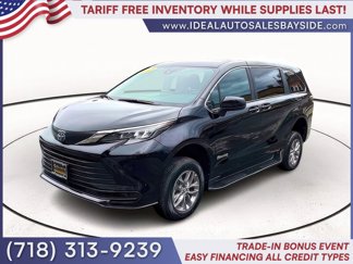 Used 2025 Toyota Sienna LE image 1