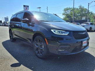 New 2025 Chrysler Pacifica Limited image 1