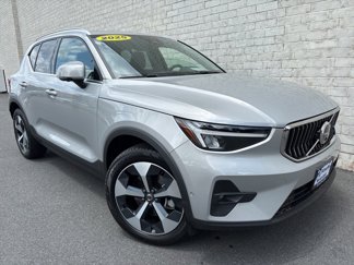 Used 2025 Volvo XC40 B5 Plus image 1