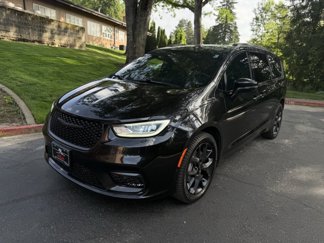 Used 2021 Chrysler Pacifica Limited w/ Uconnect Theater Family Group image 1